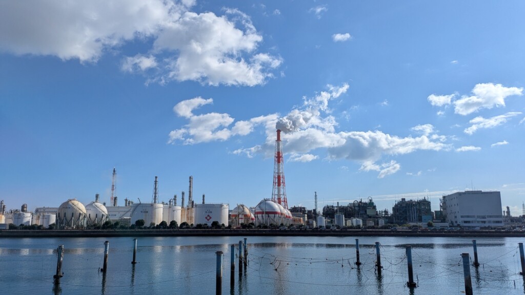 昼間の工場鑑賞