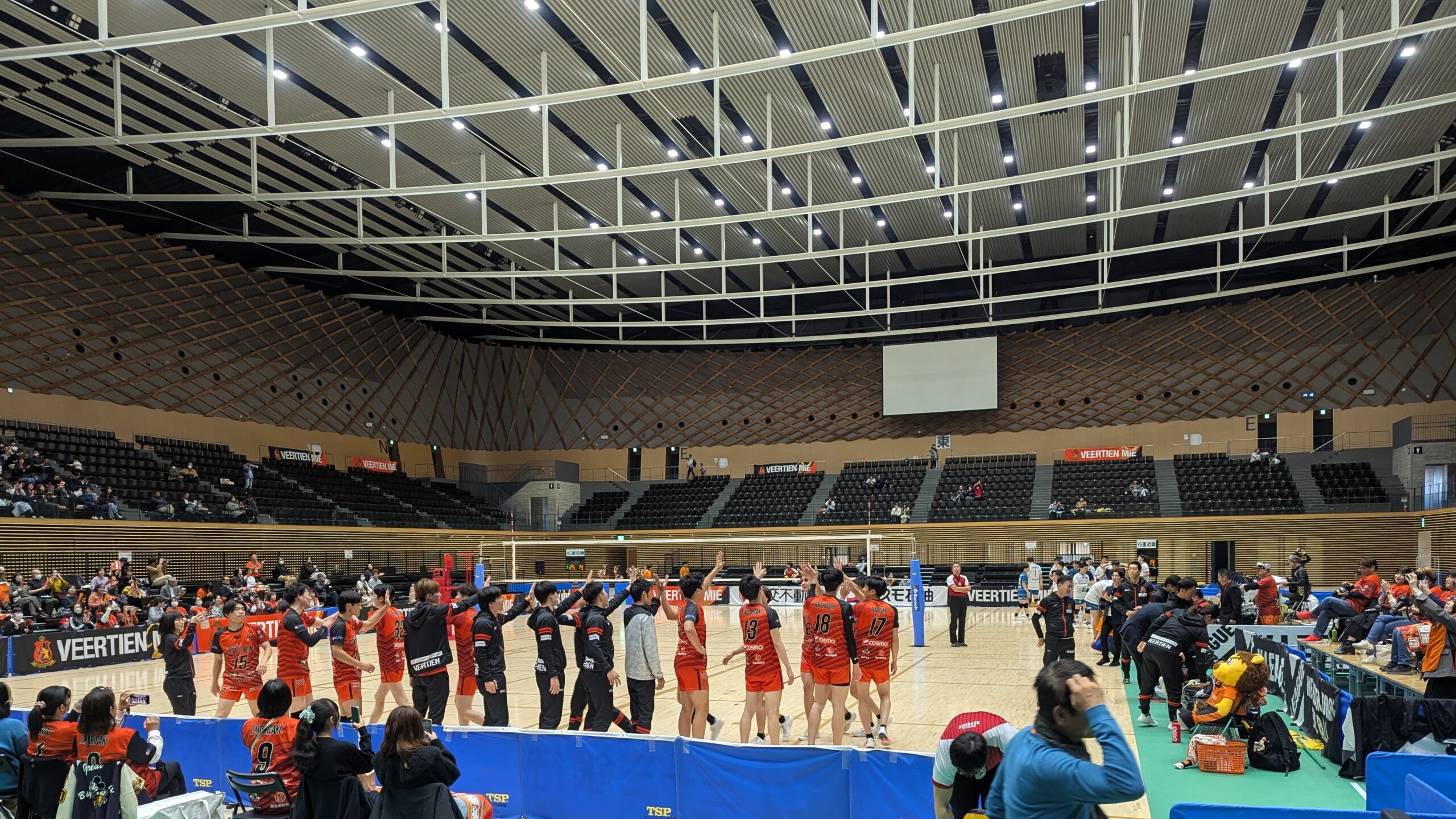 ヴィアティン三重の試合後のハイタッチ