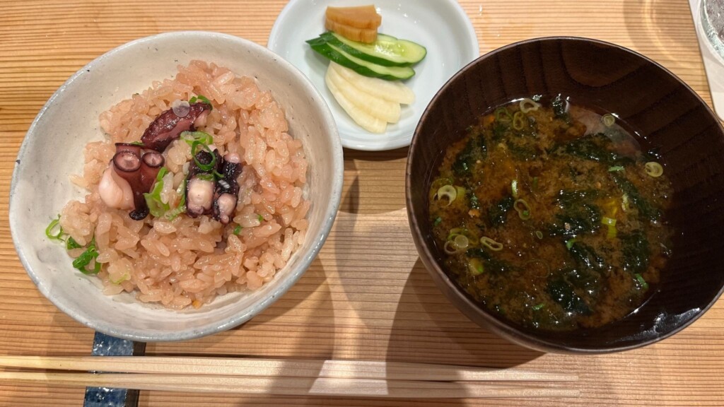 三重テラスの、タコの炊き込みご飯とあおさ汁