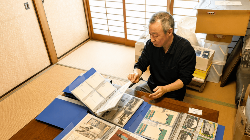 四日市の歴史資料を眺める南野さん